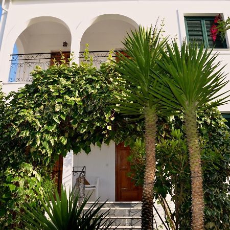 Kostas' Garden Apartment โรดา ภายนอก รูปภาพ