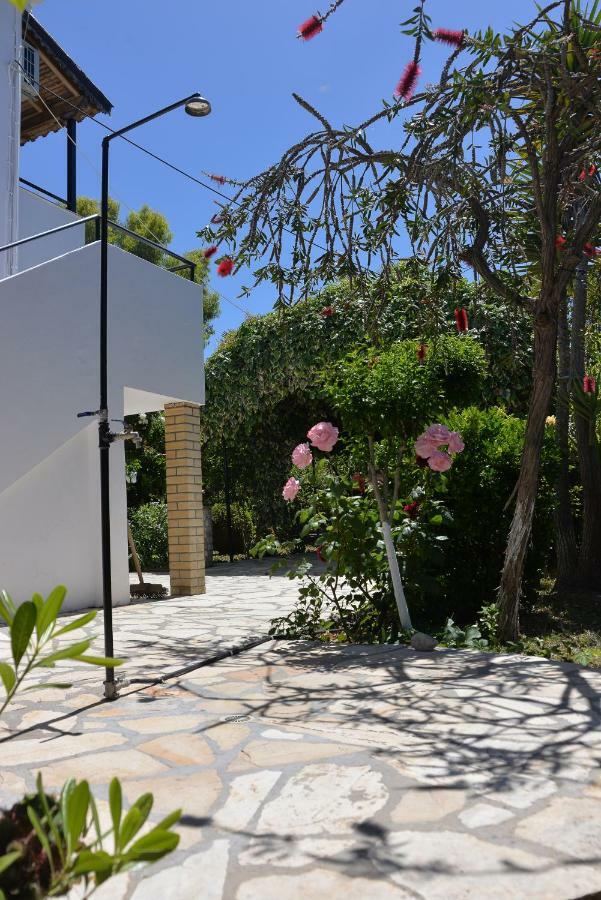 Kostas' Garden Apartment โรดา ภายนอก รูปภาพ