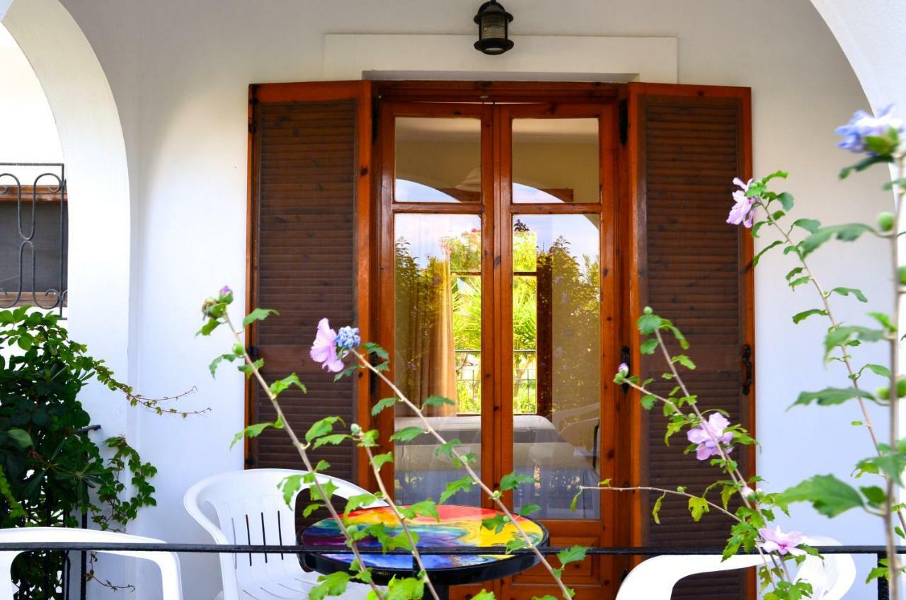 Kostas' Garden Apartment โรดา ภายนอก รูปภาพ