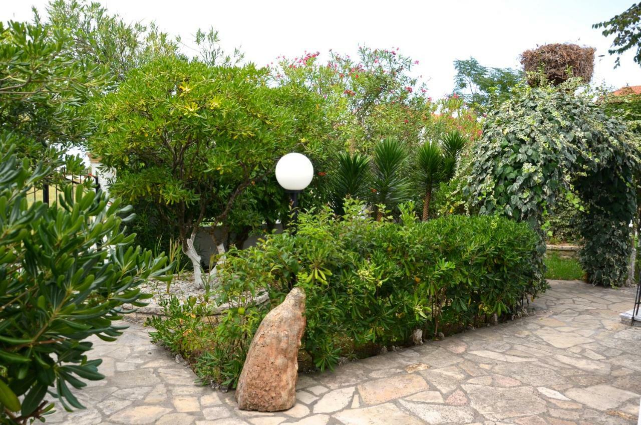 Kostas' Garden Apartment โรดา ภายนอก รูปภาพ