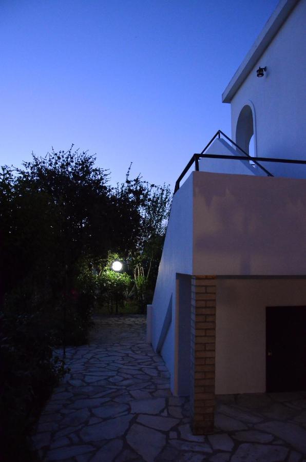 Kostas' Garden Apartment โรดา ภายนอก รูปภาพ