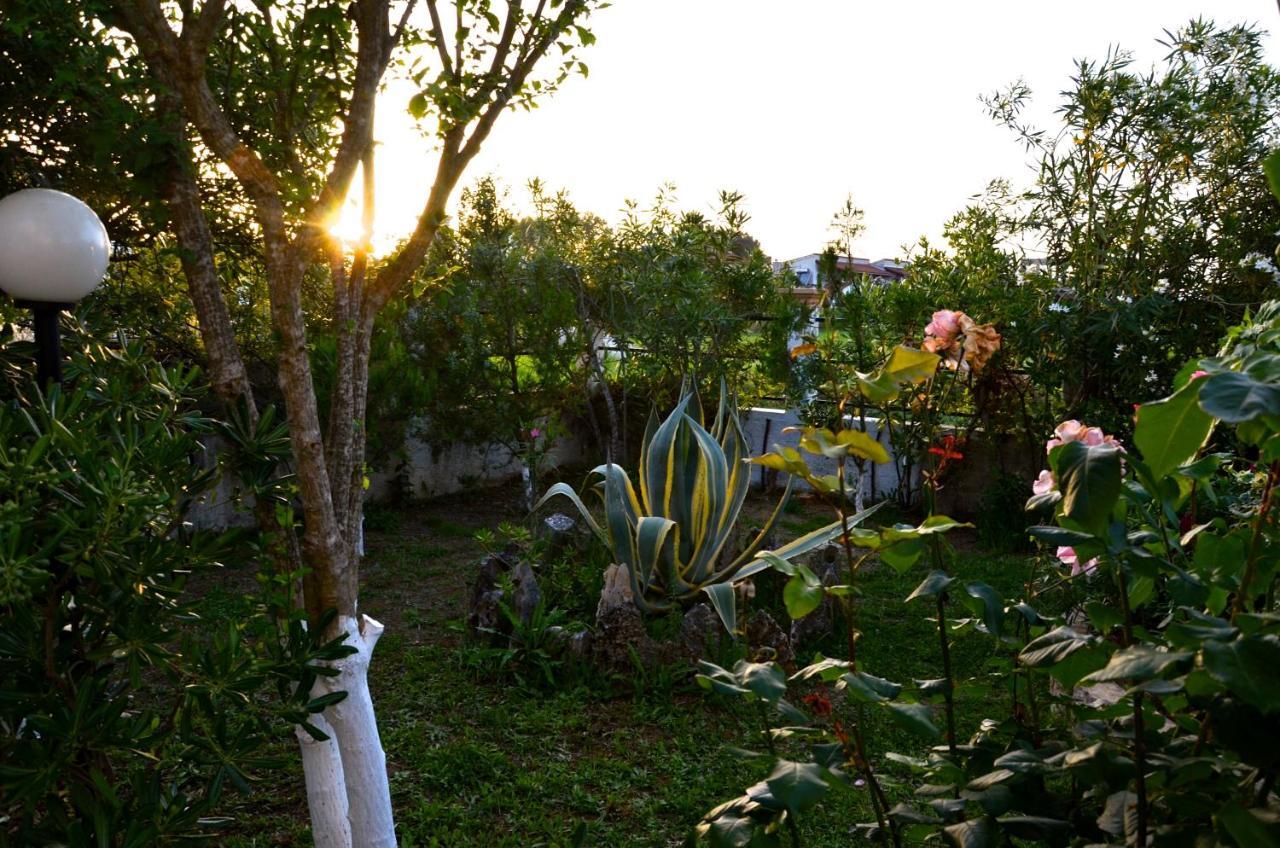 Kostas' Garden Apartment โรดา ภายนอก รูปภาพ