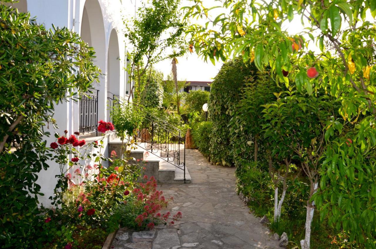 Kostas' Garden Apartment โรดา ภายนอก รูปภาพ
