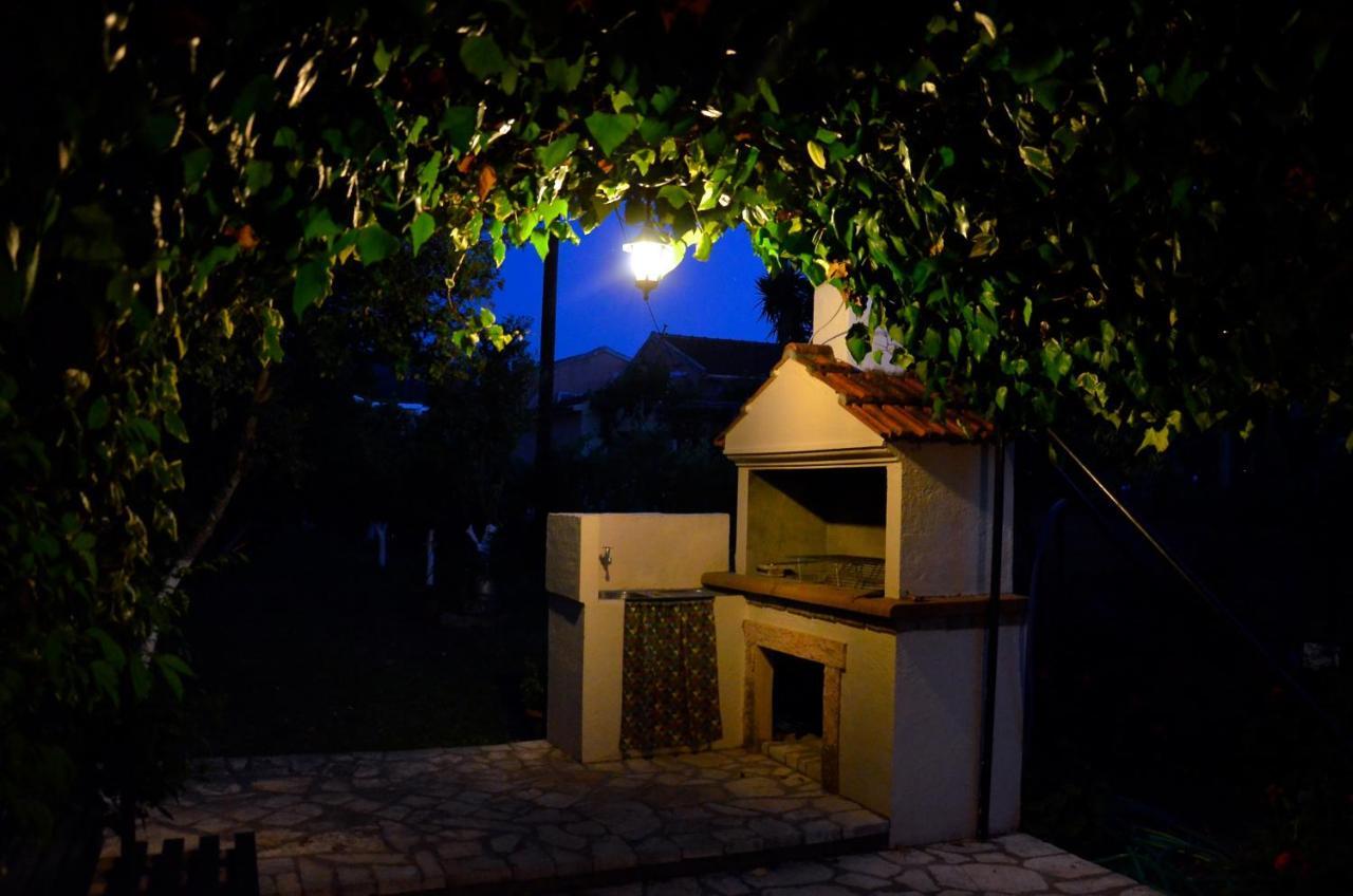 Kostas' Garden Apartment โรดา ภายนอก รูปภาพ
